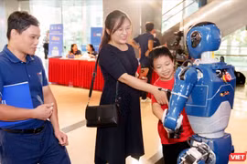 Robot VinMotion và người dùng giao lưu thân thiện tại Lễ trao Giải thưởng Chuyển đổi số Việt Nam 2025.