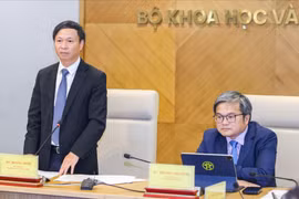 Thứ trưởng Bộ KH&CN Hoàng Minh và Phó Chủ tịch UBND thành phố Hà Nội Trương Việt Dũng đồng chủ trì cuộc họp báo.