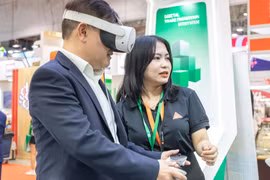 Công nghệ VR giúp khách tham quan “dạo bước” giữa các gian hàng ảo của Vietnam Foodexpo 2025.