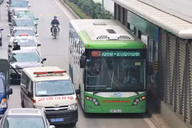 Hành khách đi xe buýt nhanh BRT vẫn tăng trong ngày đầu tiên thu vé.