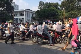 Việc đóng cửa bãi xe trong bệnh viện Bạch Mai gây phản ứng trong dư luận thời gian qua.