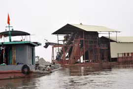 Các dự án khai thác cát trên sông Cầu qua huyện Quế Võ (Bắc Ninh) đã tạm dừng. Tàu cát tập kết, án binh bất động ở tỉnh Bắc Giang. Ảnh: VnExpress