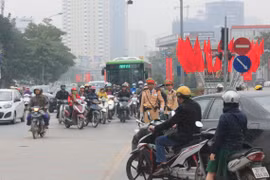 Mặc dù được Cảnh sát giao thông phân luông nhưng buýt nhanh vẫn bị chiếm đường ưu tiên.