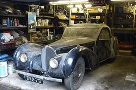 Bugatti Type 57S đời 1937 số 57502 nằm trong nhà để xe. Hình ảnh chưa từng được công bố trước đây. Ảnh:Bonhams.