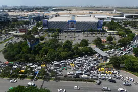 Sân bay Tân Sơn Nhất thường xuyên xảy ra ùn tắc.