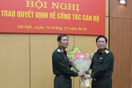 Đại tướng Ngô Xuân Lịch trao Quyết định bổ nhiệm Trung tướng Nguyễn Tân Cương giữ chức Phó Tổng Tham mưu trưởng QĐND Việt Nam/ Ảnh: vov.vn