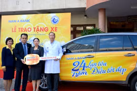 Bà Võ Thị Tuyết Nga – Phó Tổng Giám đốc Nam A Bank (thứ hai từ phải sang) cùng ông Huỳnh Thế Lân – Giám đốc Trung tâm Kinh doanh Nam A Bank (thứ hai từ trái sang) trao tặng món quà ý nghĩa này cho đại diện Bệnh viện Từ Dũ – Bác sĩ Lê Quang Thanh.