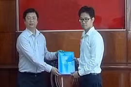 Ông Vũ Minh Hoàng (phải) nhận quyết định điều về làm Phó Giám đốc Trung tâm xúc tiến đầu tư thương mại và hội chợ triển lãm Cần Thơ - Ảnh: Đài PT-TH Cần Thơ.
