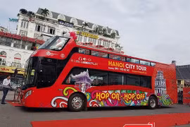 Xe buýt 2 tầng, mui trần chính thức được khai trương vào sáng nay 30/5.