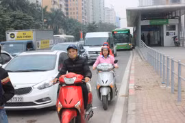 Các phương tiện giao thông "vô tư" lấn làn ưu tiên buýt nhanh.