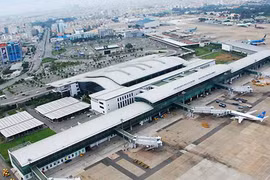 Sân bay Tân Sơn Nhất thiếu nhiều diện tích sân đỗ máy bay. (Ảnh VnExpress)