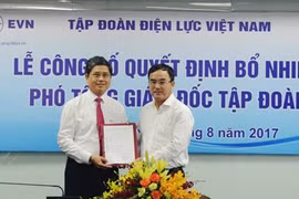 Chủ tịch HĐTV EVN Dương Quang Thành trao Quyết định bổ nhiệm Phó Tổng giám đốc EVN cho ông Võ Quang Lâm (bên trái) - Ảnh: evn.com.vn