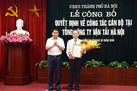 Chủ tịch UBND TP Nguyễn Đức Trung trao quyết định bổ nhiệm cho ông Nguyễn Hoàng Trung/ Ảnh: Hanoi.gov.vn