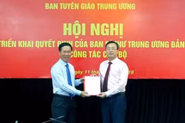 Ông Võ Văn Thưởng trao quyết định bổ nhiệm cho ông Bùi Trường Giang/ Ảnh: Vietnamnet