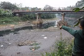 Sông Nhuệ đang bị ô nhiễm do nước thải sinh hoạt tại các khu đô thị lân cận.