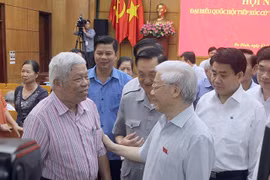 Tổng Bí thư Nguyễn Phú Trọng trò chuyện với cử tri Hà Nội - Ảnh: Dân trí.