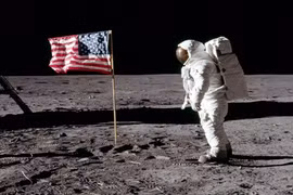 Phi hành gia Buzz Aldrin đứng bên cạnh một lá cờ trên Mặt Trăng. Ảnh: NASA.