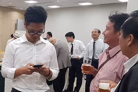 Ông Vũ Minh Hoàng, Phó Vụ trưởng Vụ Kinh tế (áo trắng, bên trái màn hình).