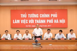 Thủ tướng nguyễn Xuân Phúc và các Phó Thủ tướng Chính phủ làm việc với lãnh đạo TP. Hà Nội. Ảnh: VGP/Quang Hiếu