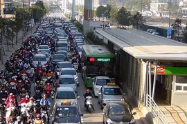 Vẫn còn nhiều phương tiện giao thông lấn làn buýt nhanh BRT.