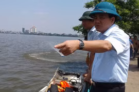 Ngay sau khi có hiện tượng cá Hồ Tây chết hàng loạt, Chủ tịch UBND TP Nguyễn Đức Chung đã đi kiểm tra.