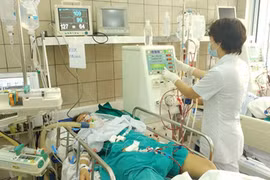 Một trong các sinh viên bị ngộ độc rượu đang điều trị tại BV Bạch Mai.