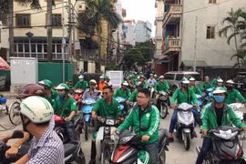 Nhiều tài xế GrabBike kêu gọi đình công phản đối mức chiết khấu mới. Ảnh: Grab.