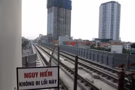BQL đường sắt giải thích về việc ray tàu tuyến đường sắt đô thị Cát Linh - Hà Đông bị gỉ sét. Ảnh - Bùi Phú