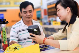 Khách hàng được tư vấn kỹ lưỡng về sản phẩm.