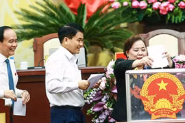 Lãnh đạo HĐND, UBND TP Hà Nội bỏ phiếu bầu bổ sung hai ủy viên UBND TP tại phiên làm việc sáng 5/12/ Ảnh:VnExpress