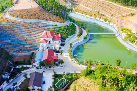 Dinh thự khủng của gia đình Giám đốc Sở Tài nguyên và Môi trường Yên Bái (Ảnh: Toàn Vũ).