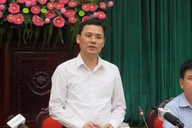 Chánh Văn phòng UBND TP Phạm Quý Tiên thông tin với báo chí về 5 dự án BT Hà Nội vừa trao chứng nhận đăng ký đầu tư. Ảnh: infonet