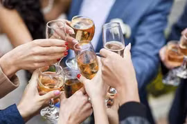 Bộ Chính trị nghiêm cấm tổ chức tiệc tùng.