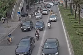 Số xe biển xanh lấn làn buýt nhanh diễn ra phổ biến.
