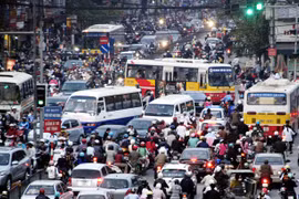 Nhiều giải pháp giảm ùn tắc giao thông đã được Hà Nội đưa ra nhưng chưa thành.
