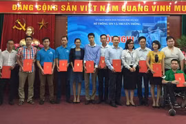 12 nhóm khởi nghiệp gia nhập Vườn ươm doanh nghiệp CNNT đổi mới sáng tạo Hà Nội. (Ảnh: Hà Nội mới)