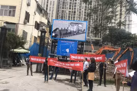 Cư dân Home city xuống đường đòi lối đi chung.