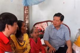 Bí thư Đinh La Thăng thăm và tặng quà cho gia đình bà Cà Mau Thị Hang. Ảnh Soha.vn
