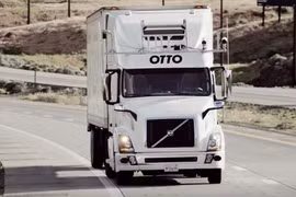Chiếc xe tải tự lái của công ty khởi nghiệp Otto (Mỹ) chở 51.744 chai bia trên xa lộ bang Colorado - Ảnh: Sputnik International