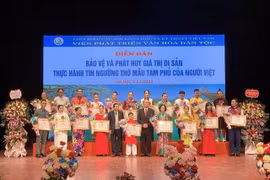 TS, Lê Doãn Hợp trao giấy khen của Viện Phát triển VHDT cho các nghệ nhân, thanh đồng. 