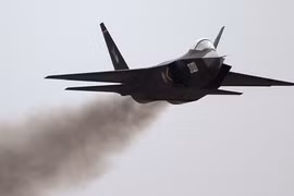 Chiến đấu cơ J-31 xả khói đen mù mịt trong đợt bay trình diễn năm 2014. Ảnh: Gizmodo