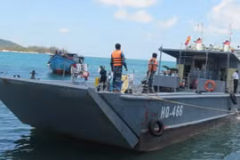 Tàu HQ 466 (Vùng 5 Hải Quân) lai dắt một tàu đánh cá của ngư dân cập bến an toàn (Ảnh do Vùng 5 Hải Quân cung cấp)