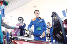 Cơ quan quản lý kỳ vọng cách tính thuế nhập khẩu bình quân gia quyền giữa các thị trường sẽ khắc phục khoản chênh lệch mà người tiêu dùng chịu thiệt trên mỗi lít xăng dầu. Ảnh: Quý Đoàn.