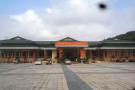 Trung tâm hội nghị Hàm Rồng mới đưa vào sử dụng tháng 11 năm 2014, nhưng đến nay đã xuất hiện vết rạn nứt hàng loạt cột chống đỡ