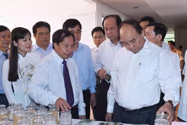 Thủ tướng Chính phủ Nguyễn Xuân Phúc tới thăm và làm việc với lãnh đạo, cán bộ của Viện lúa Đồng bằng sông Cửu Long.