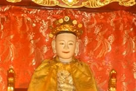 Tượng thờ vua bà Lý Chiêu Hoàng đầu đội miện Kim Khôi, mình khoác áo long bào ở đền Rồng. Ảnh tư liệu