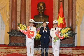 Chủ tịch nước Trương Tấn Sang trao Quyết định thăng cấp hàm Thượng tướng cho đồng chí Nguyễn Văn Thành và đồng chí Phạm Dũng. Ảnh TTXVN