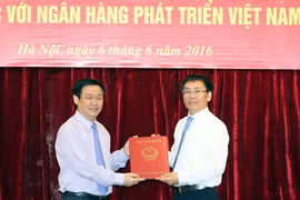 Phó Thủ tướng Chính phủ Vương Đình Huệ thừa ủy quyền của Thủ tướng Chính phủ trao quyết định bổ nhiệm ông Phạm Quang Tùng giữ chức vụ Chủ tịch Hội đồng quản trị VDB - Ảnh: VGP/Thành Chung