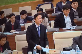 Phó chủ nhiệm Văn phòng Chính phủ Nguyễn Khắc Định trình bày báo cáo tổng kết nhiệm kỳ của Chính phủ, Thủ tướng tại phiên họp của Uỷ ban Thường vụ Quốc hội.