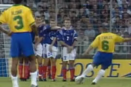 Video: Xem lại pha làm bàn “phản định luật” của Roberto Carlos